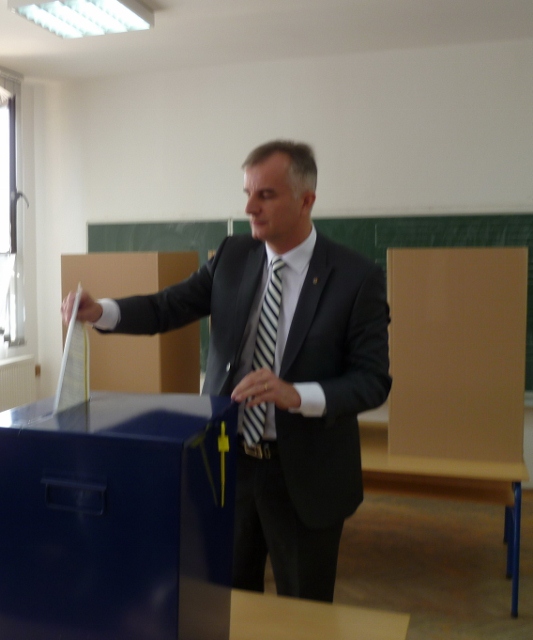07.10.12. Dopredsjednik Boljitka Jerko Ivankovic Lijanovic izasao na glasanje (533x640)