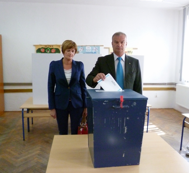 07.10.12. Predsjednik Boljitka Mladen Ivankovic Lijanovic izasao na glasanje (640x584)