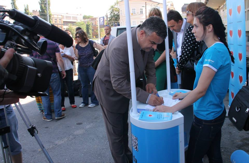 24.06.13. Boljitkov zastupnik Vlado Ivankovic Djera potpisuje peticiju